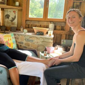 Réflexologie plantaire lors d’une retraite de yoga en 2025.